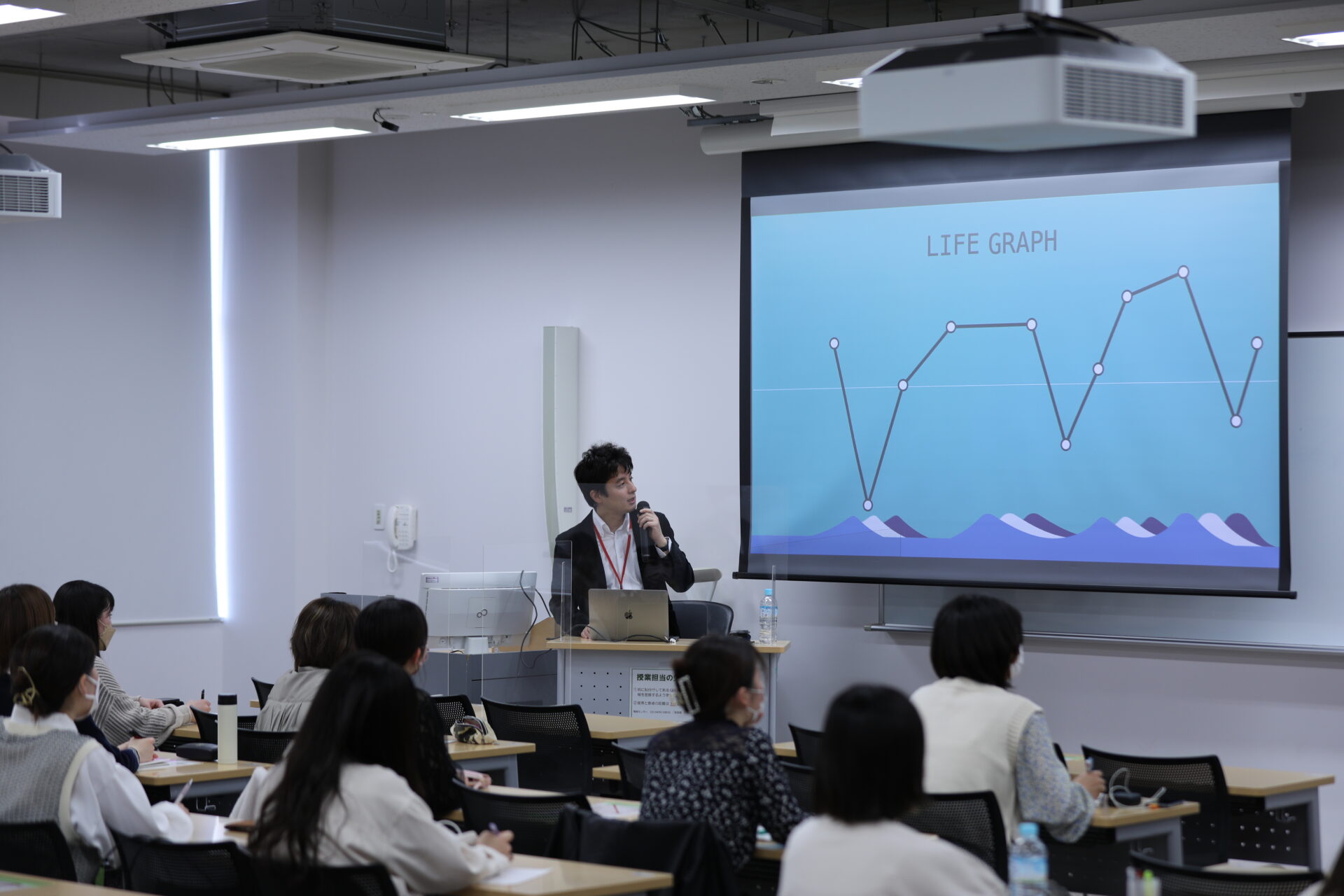 Life Ship株式会社代表取締役の田形正広氏が「キャリアデザイン」の授業で世界にただ一つの講演を行いました。