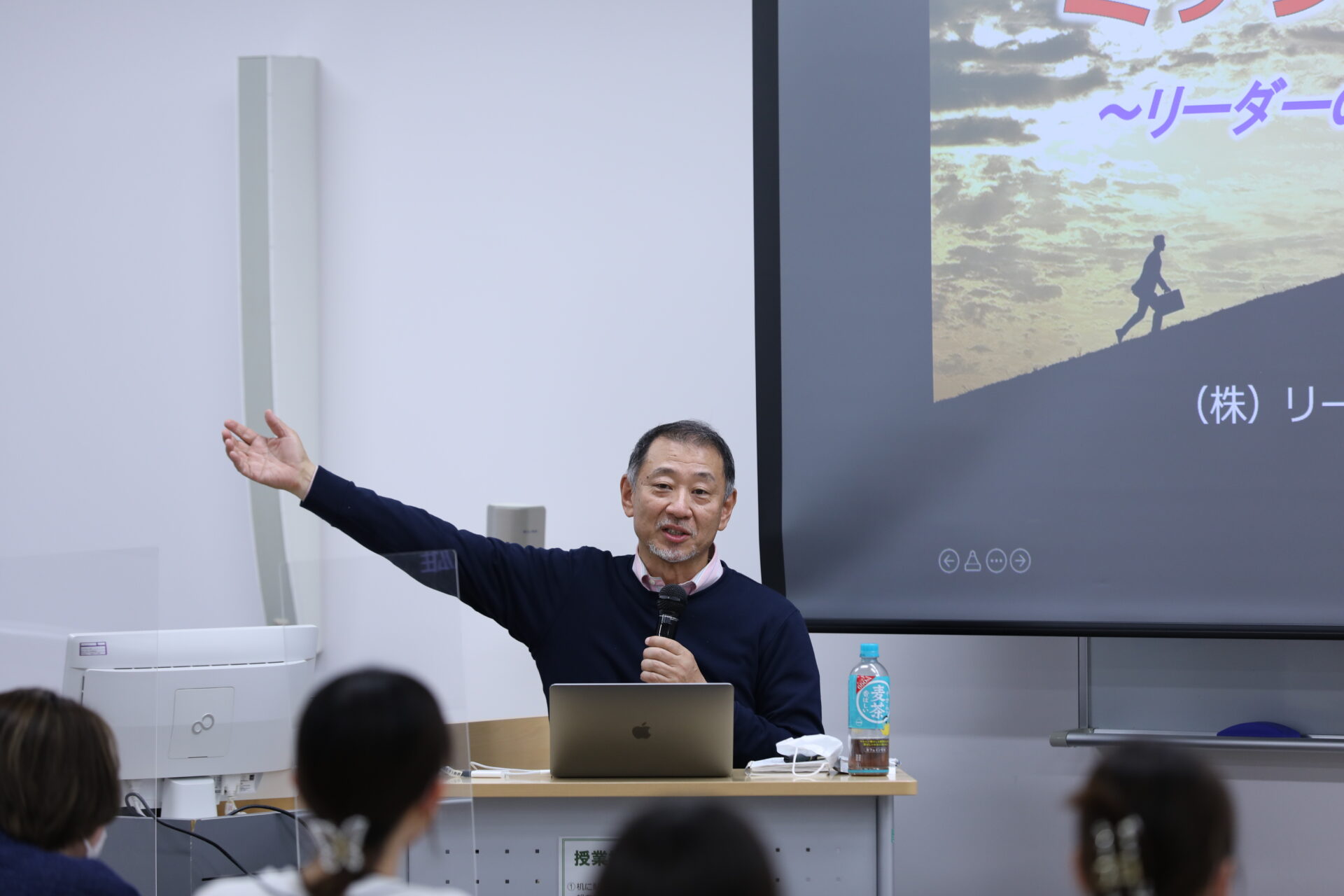 「キャリアデザイン」の授業で元スターバックスCEOの岩田松雄氏が「ミッション」についての講演を行いました。