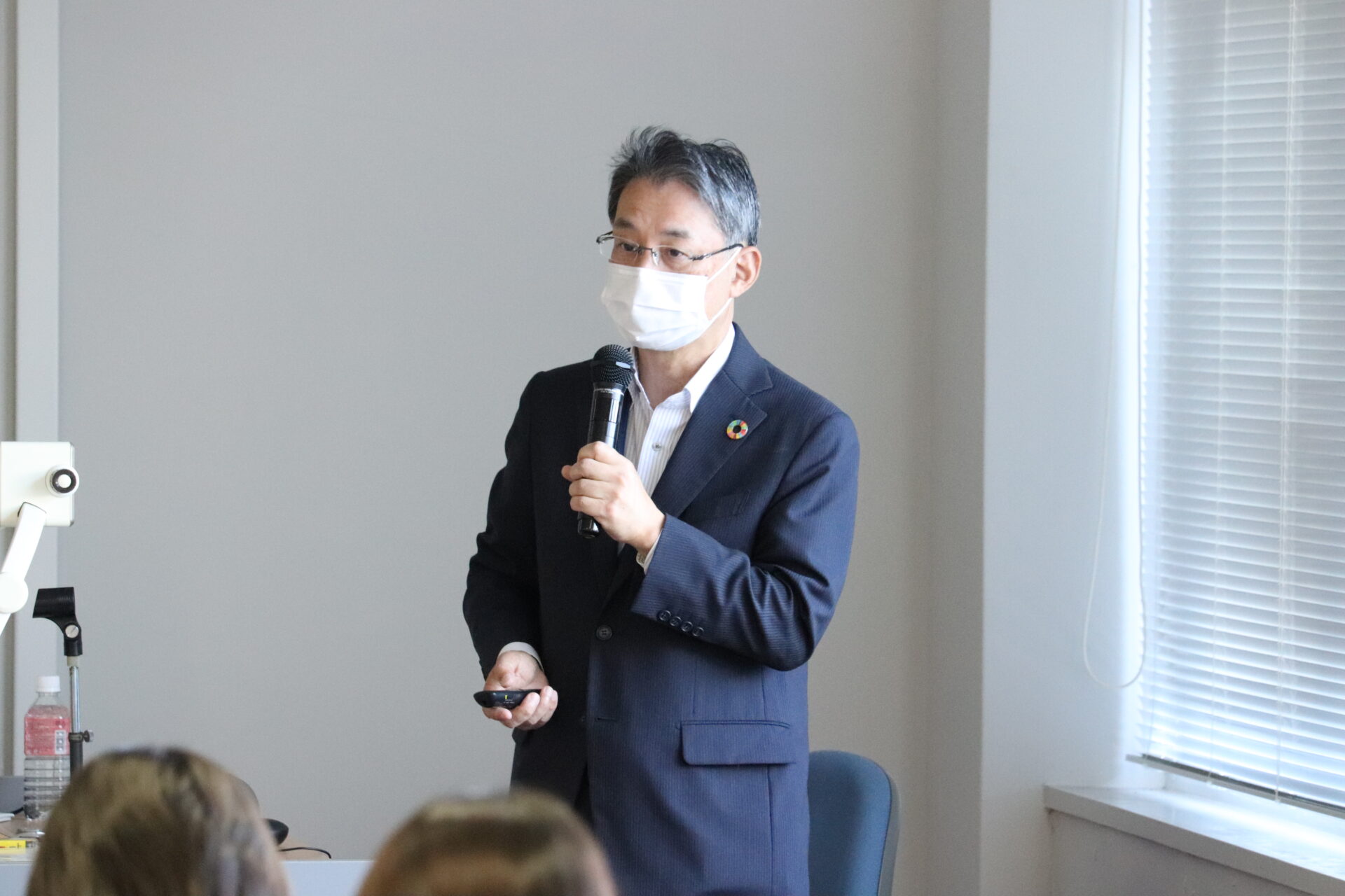 食生活科学科の授業でマルハニチロの小梶聡氏が「海といのちの未来をつくる」ための課題について講義を行いました。 社会連携プログラム