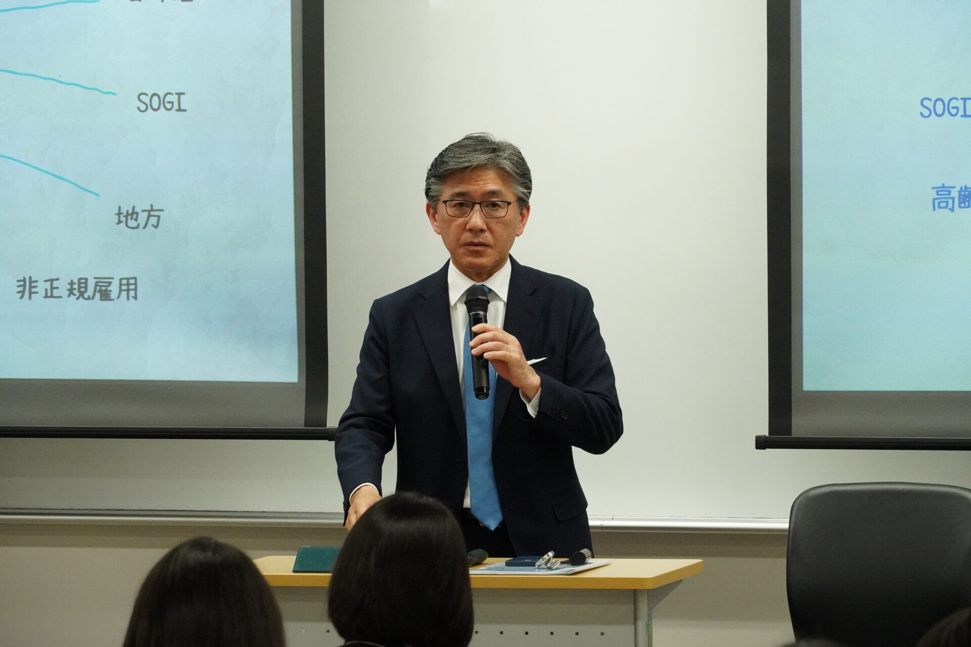 「実践キャリアプランニング」の授業で連合の前事務局長の相原康伸氏が「公益」についての講演を行いました。