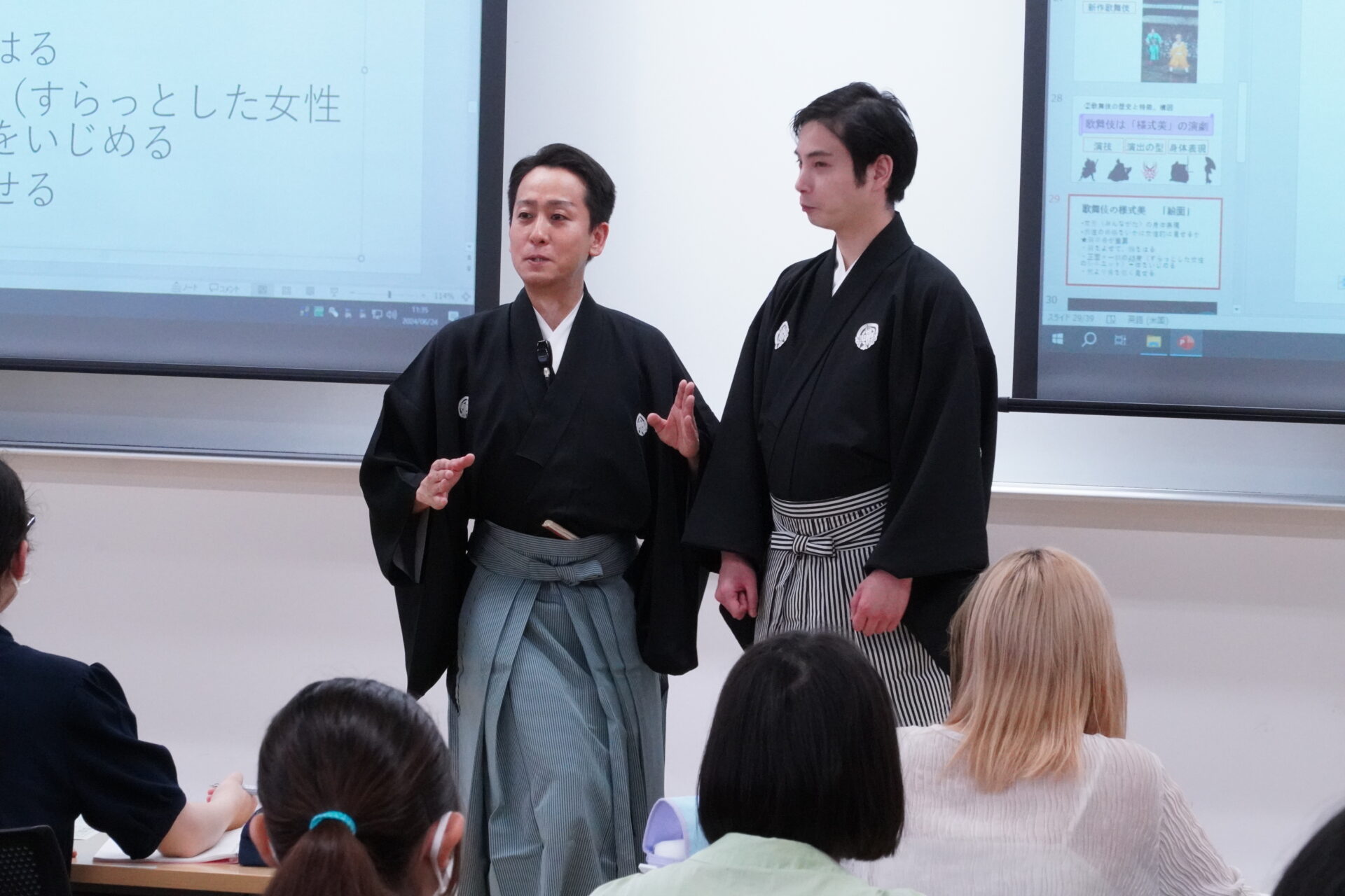 絵のように見せる様式美！「民俗芸能特講a」の授業で歌舞伎俳優が実演を交え講演会が行われました。