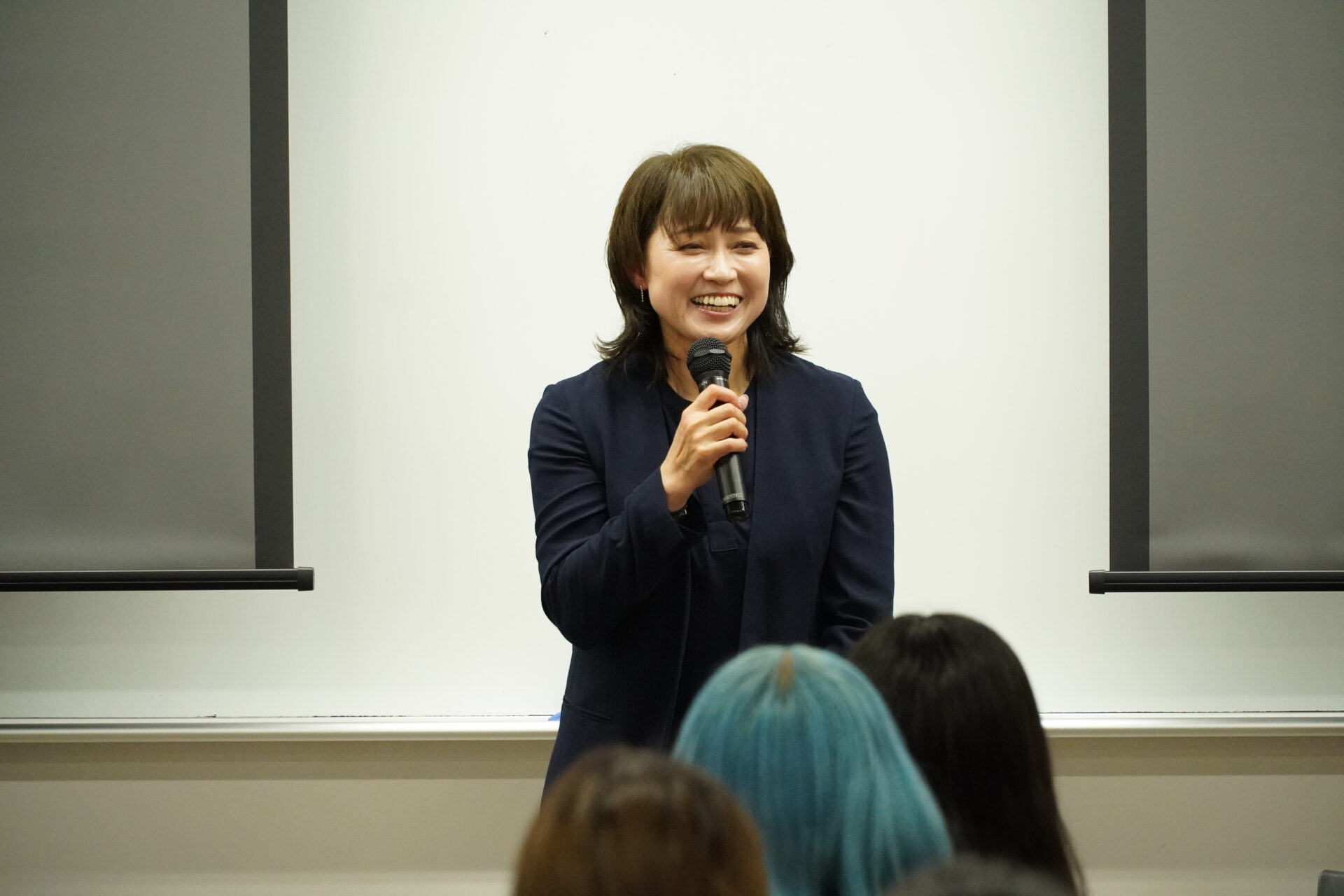 「国際理解とキャリア形成」の授業で五輪メダリストの岡崎朋美氏をお招きしスポーツニッポン新聞社との特別コラボが行われました。