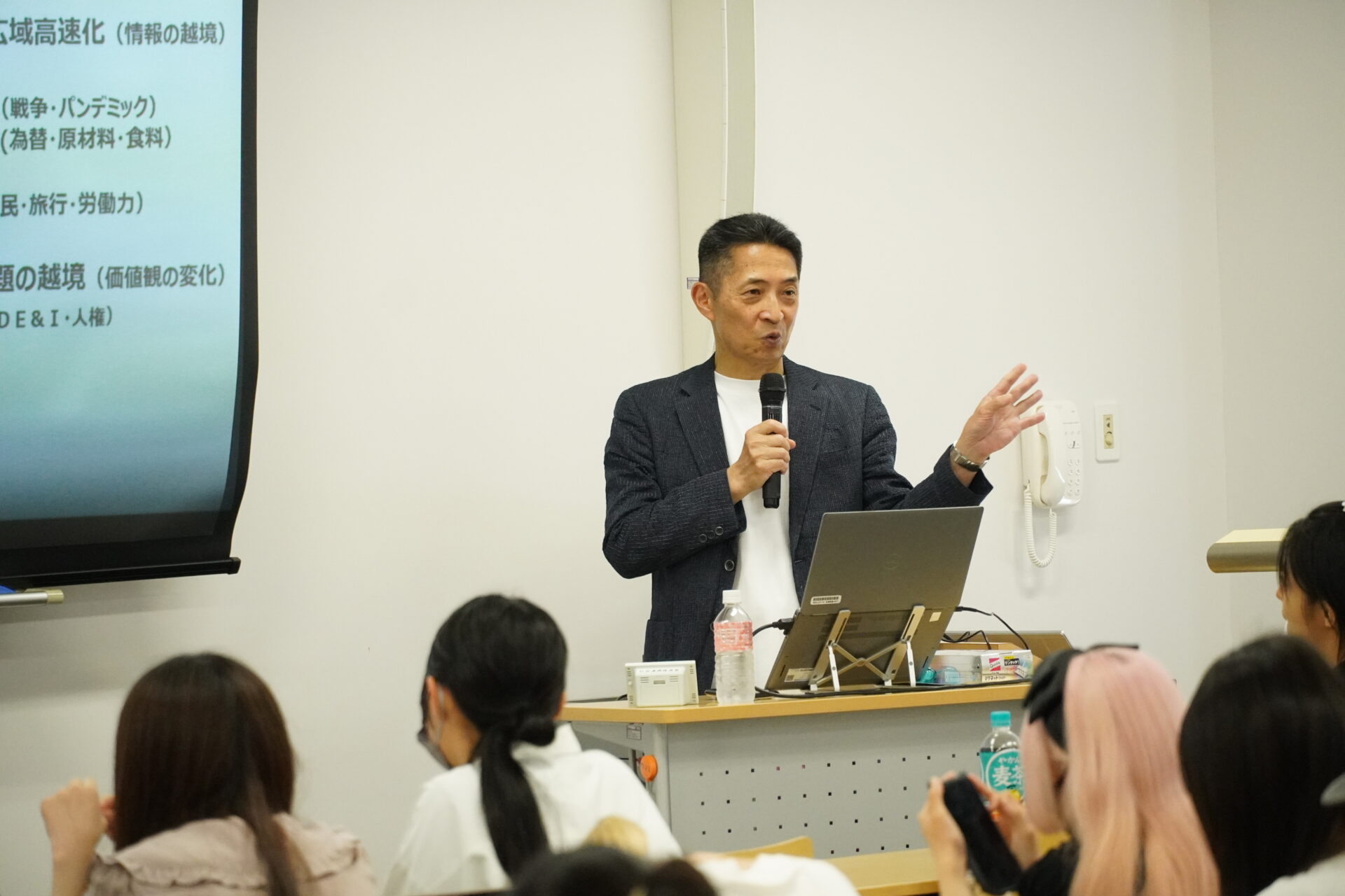 これからの時代に必要な企業の存在意義とは？「社会学概論」の授業で花王の小泉篤氏による特別講義が行われました。　