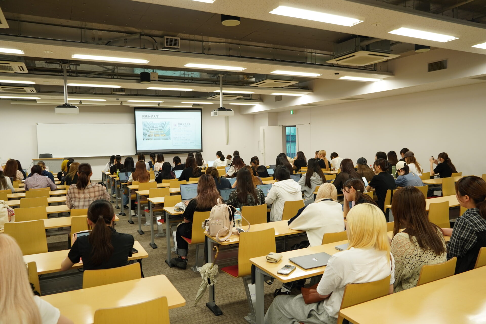 2025年度「実践キャリアプランニングa」の授業で、文化放送の課題に対し、学生によるプレゼン発表が実施されました。