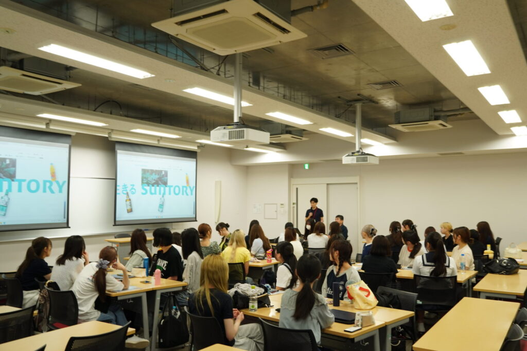 社会人にはどんな力が必要？「実践プロジェクトa」の授業でサントリーの新人研修を考える課題のプレゼンテーションを行いました。