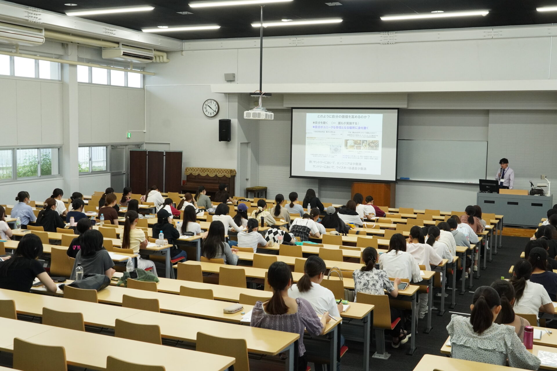 食品衛生学bの授業で、サントリーブレンダー室長の明星嘉夫氏の特別講演が行われました。