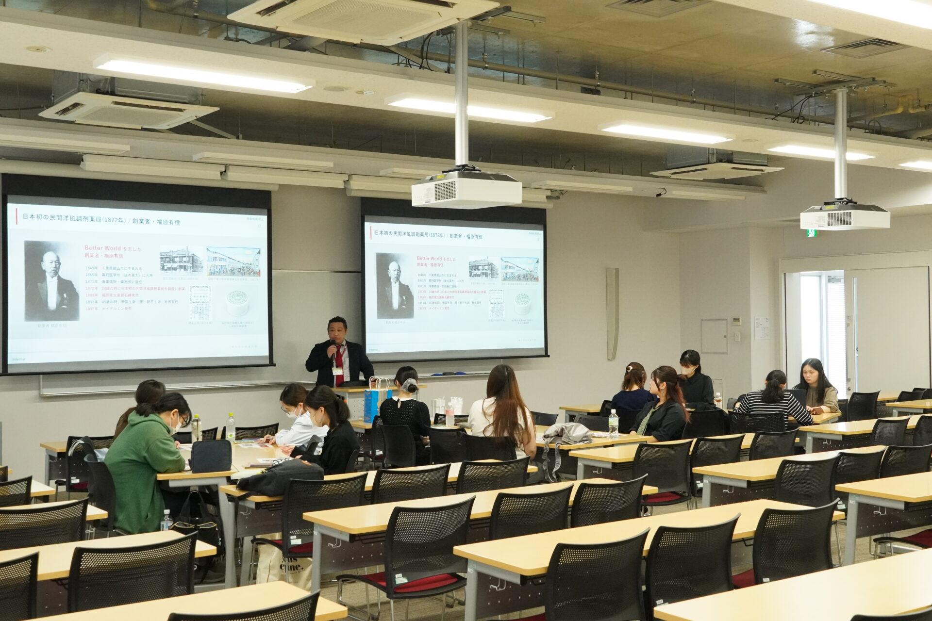 企業の美意識を知る！国文学マーケティングプロジェクトの授業で、資生堂企業資料館館長大畑昌弘氏による講演が行われました。