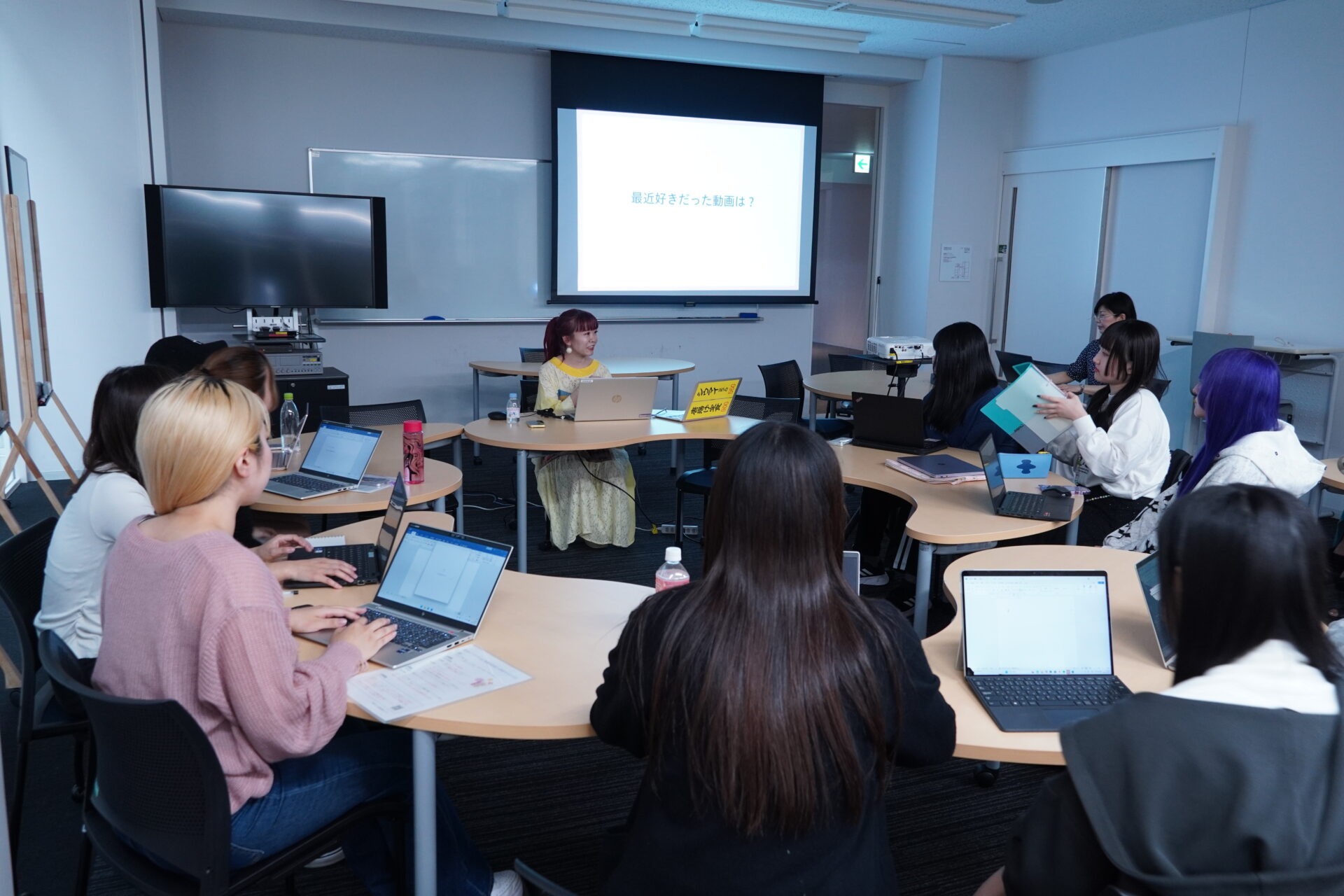 学生が動画制作にトライ！英文学科プロジェクト科目bにて、映像制作会社ピクス(P.I.C.S.)とのコラボ授業が始まりました