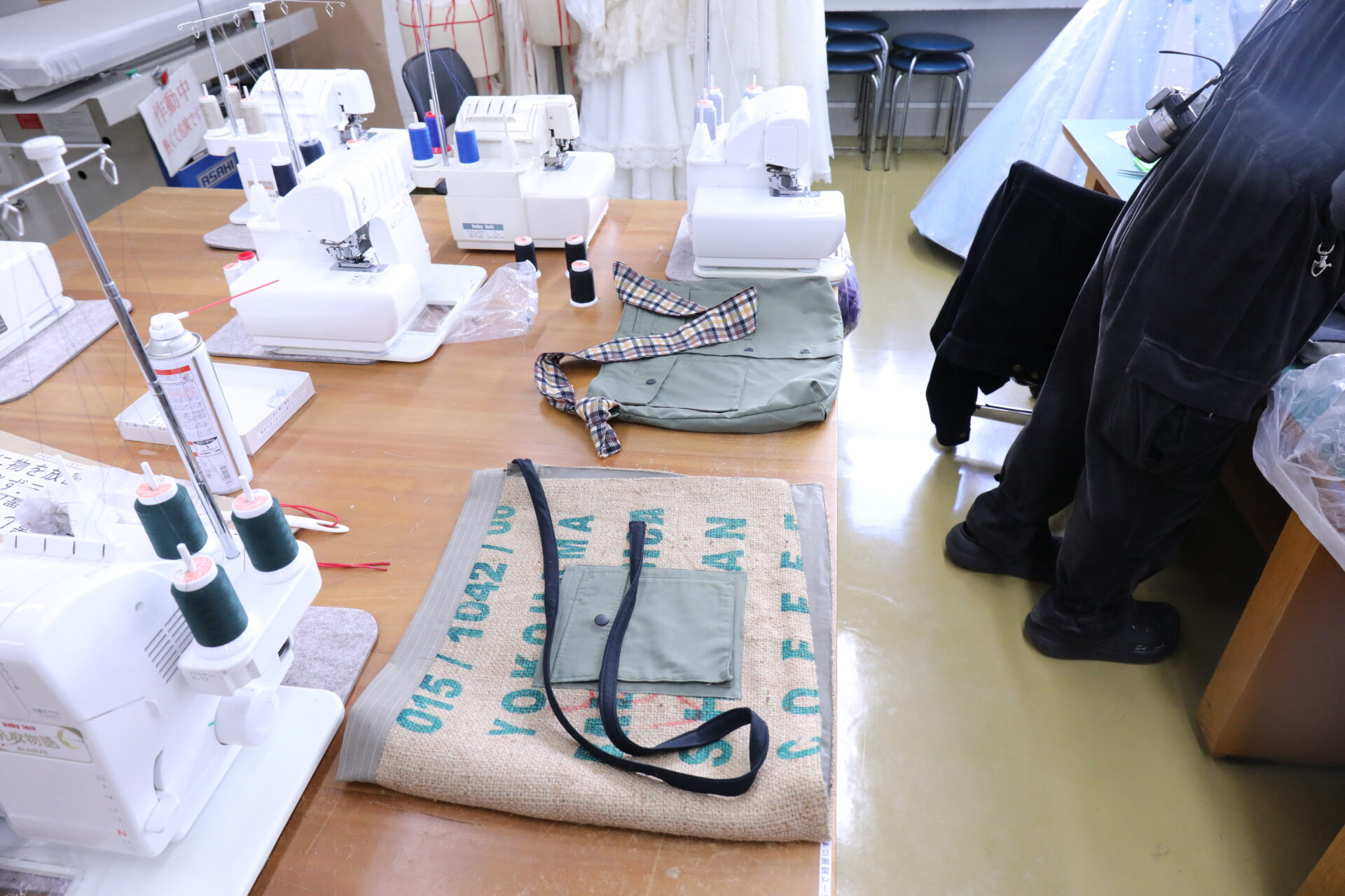 コーヒー豆の麻袋がエプロンやポーチに！アップサイクルの商品作りについて、滝澤ゼミの学生にインタビューしました。