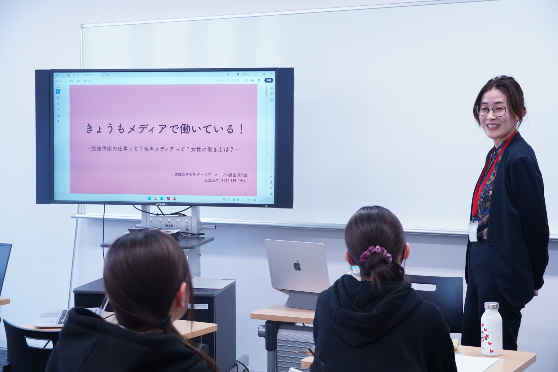 音声メディアのリアル！キャリア・オープン講座の授業で、放送作家の高山佑子氏の特別講演が行われました。