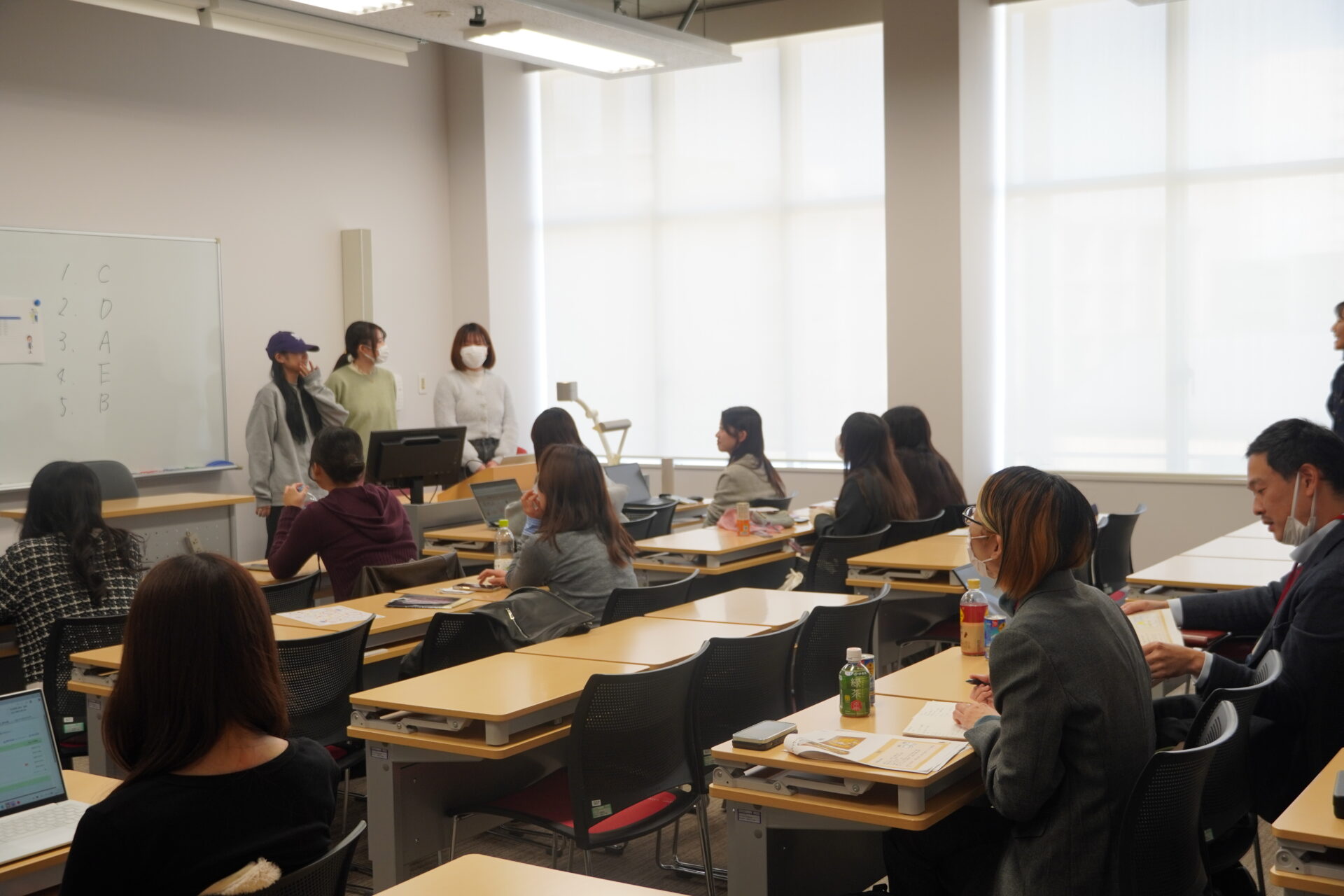 社会システム論の授業で、東洋製罐との連携「Can詰めプロジェクト」の最終発表会が行われました