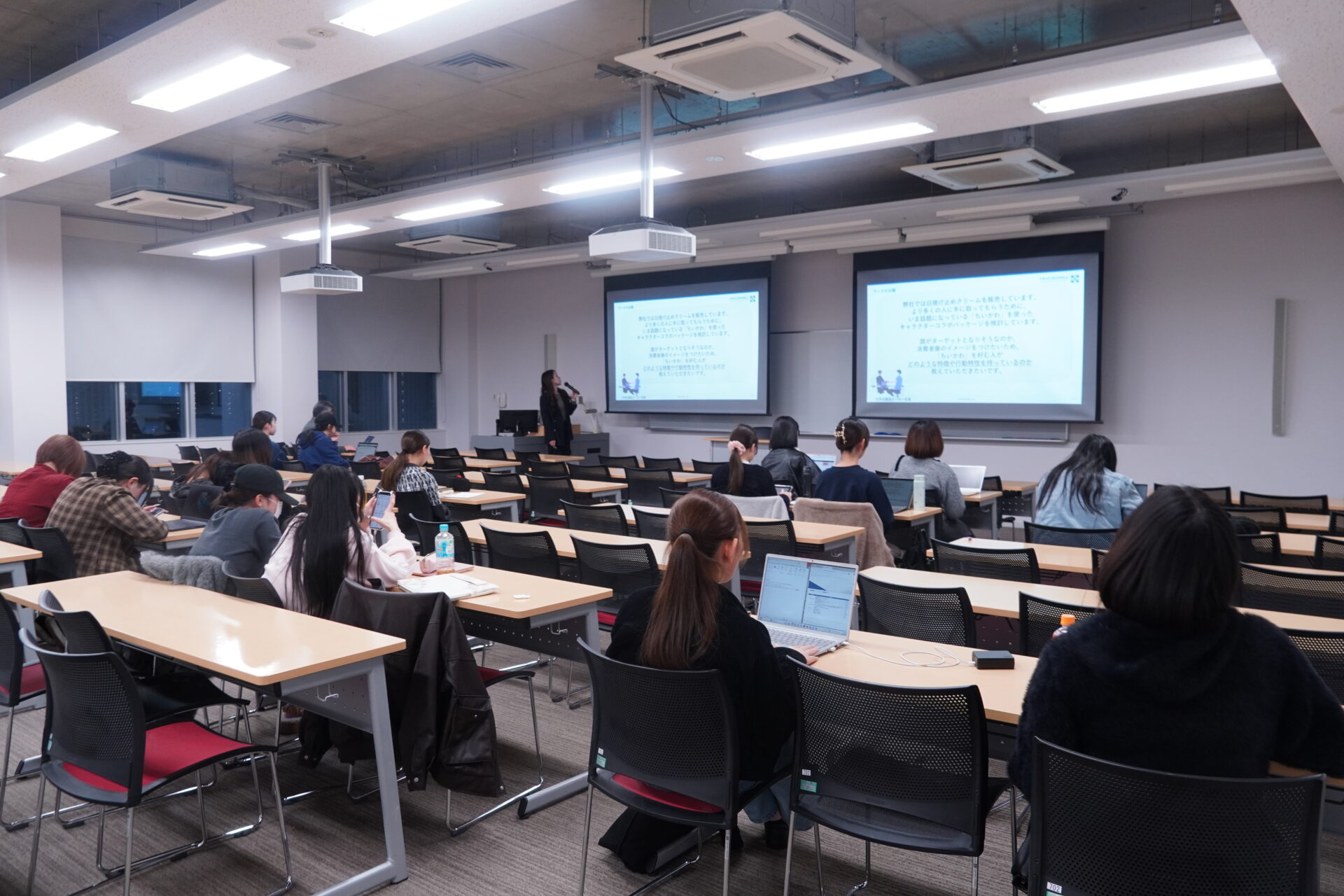 未来の自分を想像する!〈データ時代の女性キャリア開発〉の授業にて、株式会社マクロミルの特別講演が開催