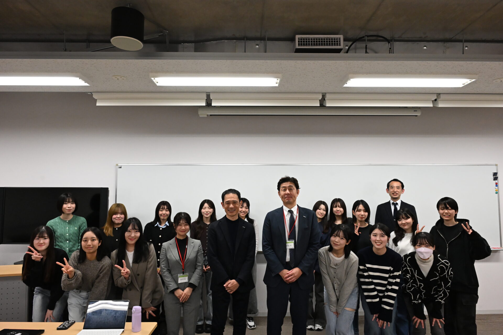 これからの時代の新しい住まいとは？旭化成ホームズとのコラボ授業が行われ学生たちがプレゼンテーションに臨みました。