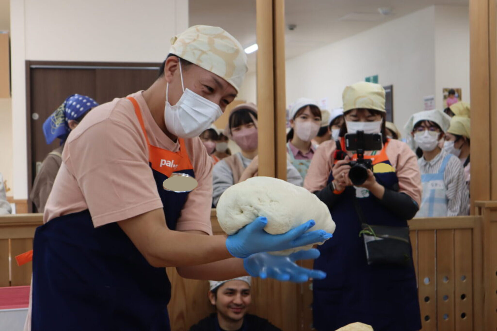 パン屋さんと一緒に！「手作りパン作り体験」に本学学生が参加しました！
