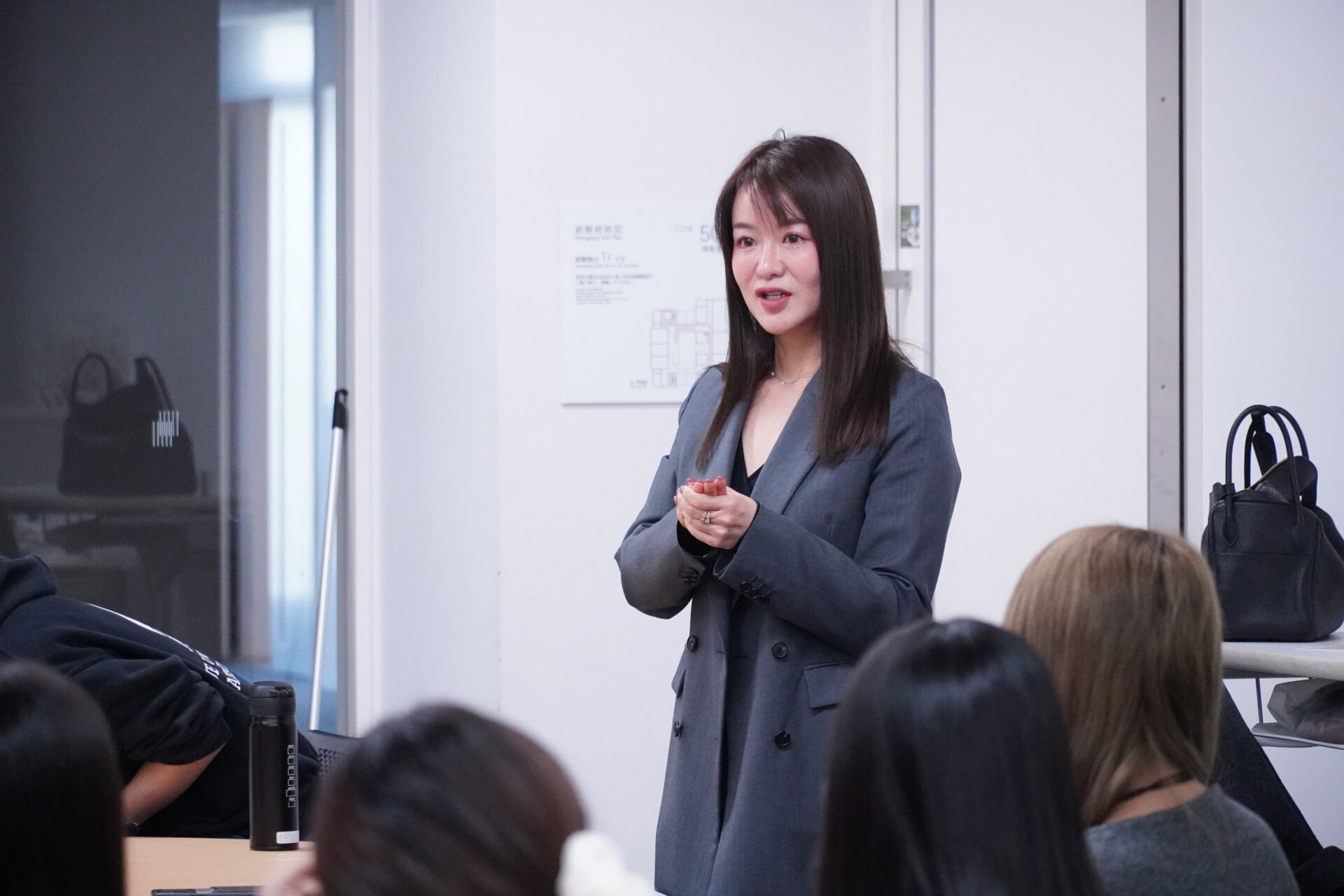 人工石の指輪の認知を広めるには？「実践デザインラボⅠ」の授業でBrillarとの特別コラボが行われ学生たちが施策を提案しました。