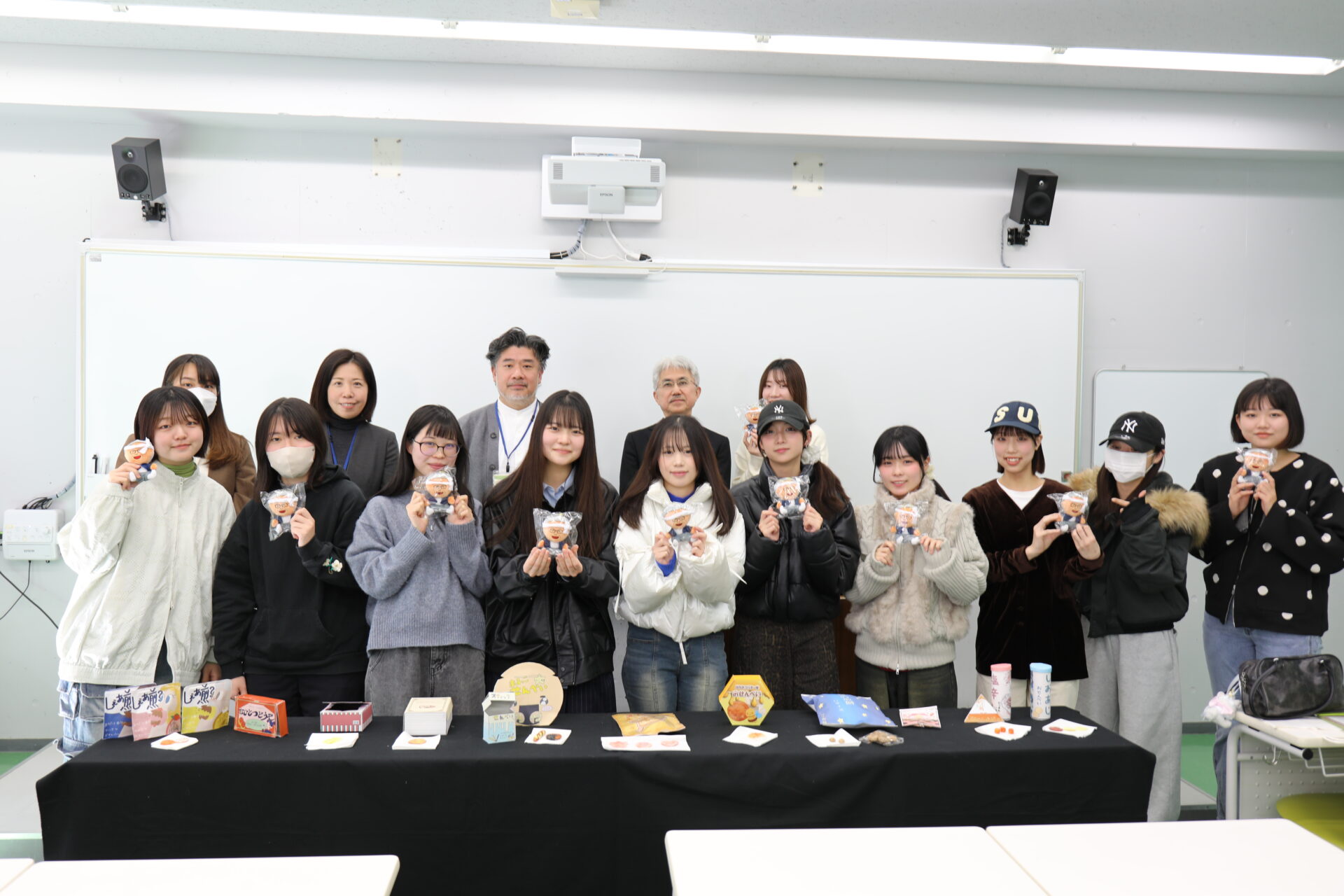 おせんべいの可能性を探る！生活環境学セミナーにて商品企画の最終発表が行われました。