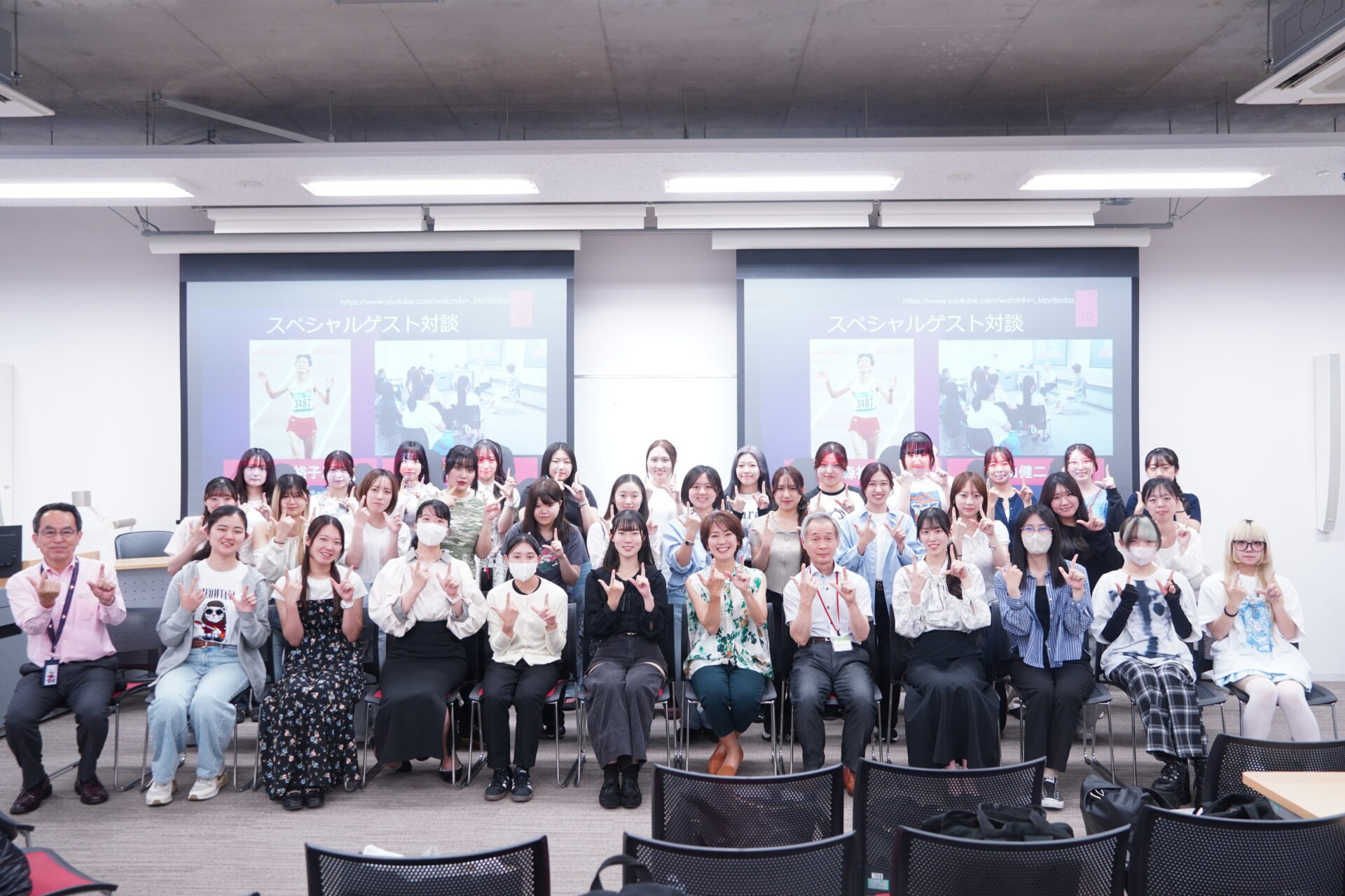 自分と向き合い可能性を開く！〈国際理解とキャリア形成〉スポニチコラボ授業に有森裕子氏が登壇し、対談形式でご講演いただきました。