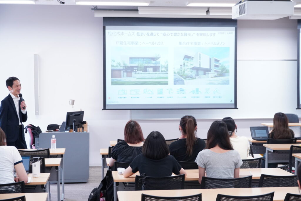 住宅を通して「心地よい関係性」を考えよう!「対人コミュニケーション論」の授業で、旭化成ホームズの河合慎一郎氏による特別講演が行われました。