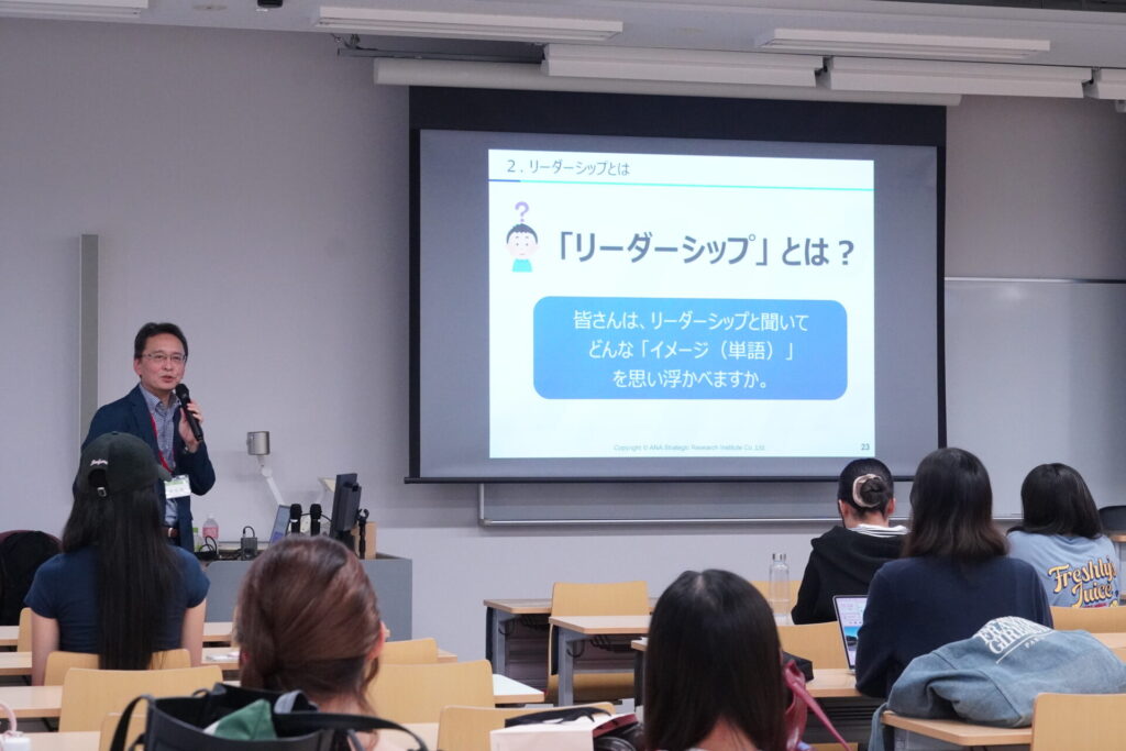 先頭に立つことだけがリーダーじゃない!「集団・コミュニケーション論」の授業で株式会社ANA総合研究所の多田浩司氏による特別講演が行われました。